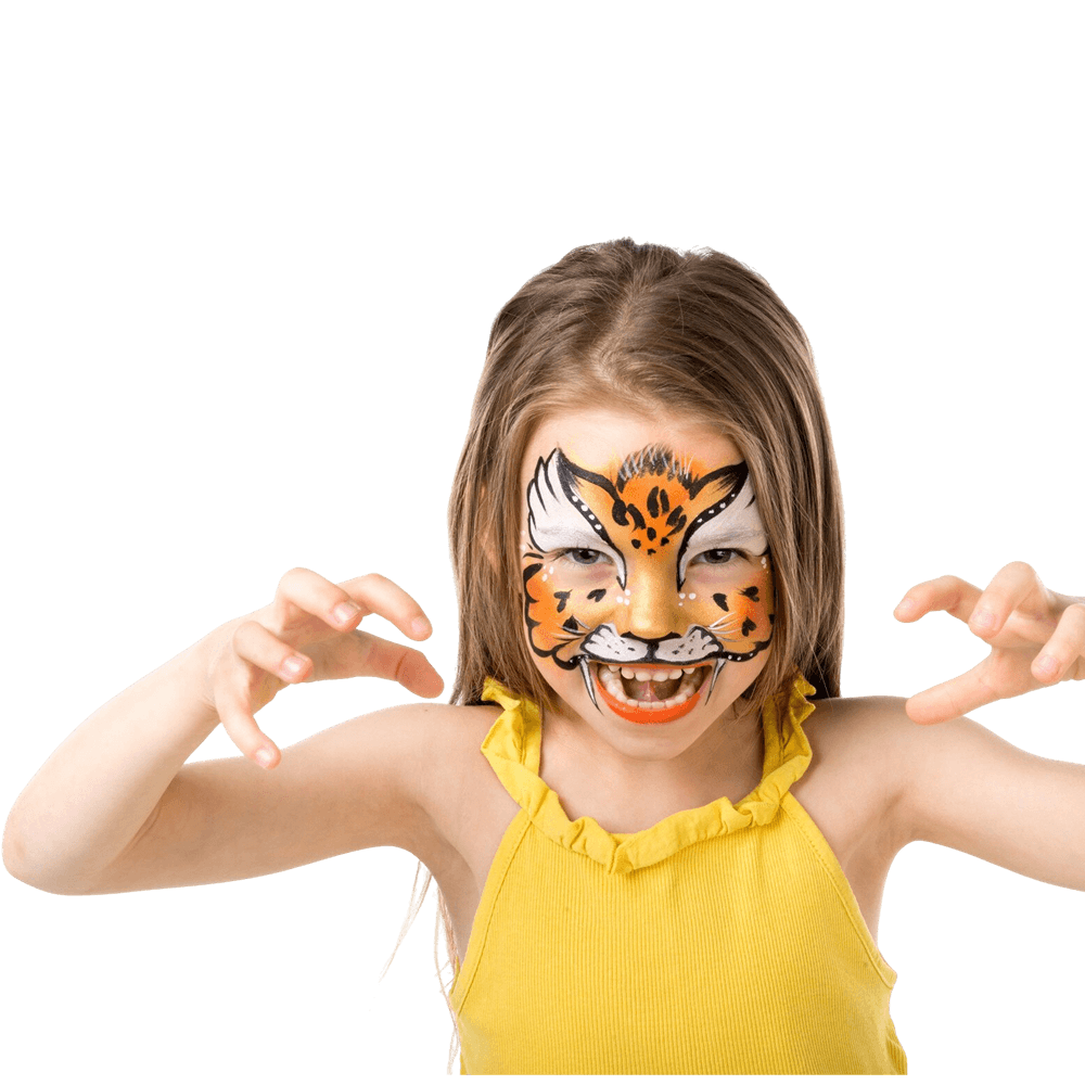 Mädchen mit Tiger im Gesicht geschminkt, fletscht die Zähne und hebt die Hände wie Krallen.